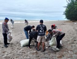 Peduli Kebersihan Pantai Tiram, SatPolair Polres Padang Pariaman Ikut Berpartisipasi Dalam Kegiatan Bersih-bersih Pantai