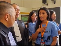 Ibu-Ibu Cantik Warnai Persidangan Ike Farida dengan Aksi Pembagian Selebaran